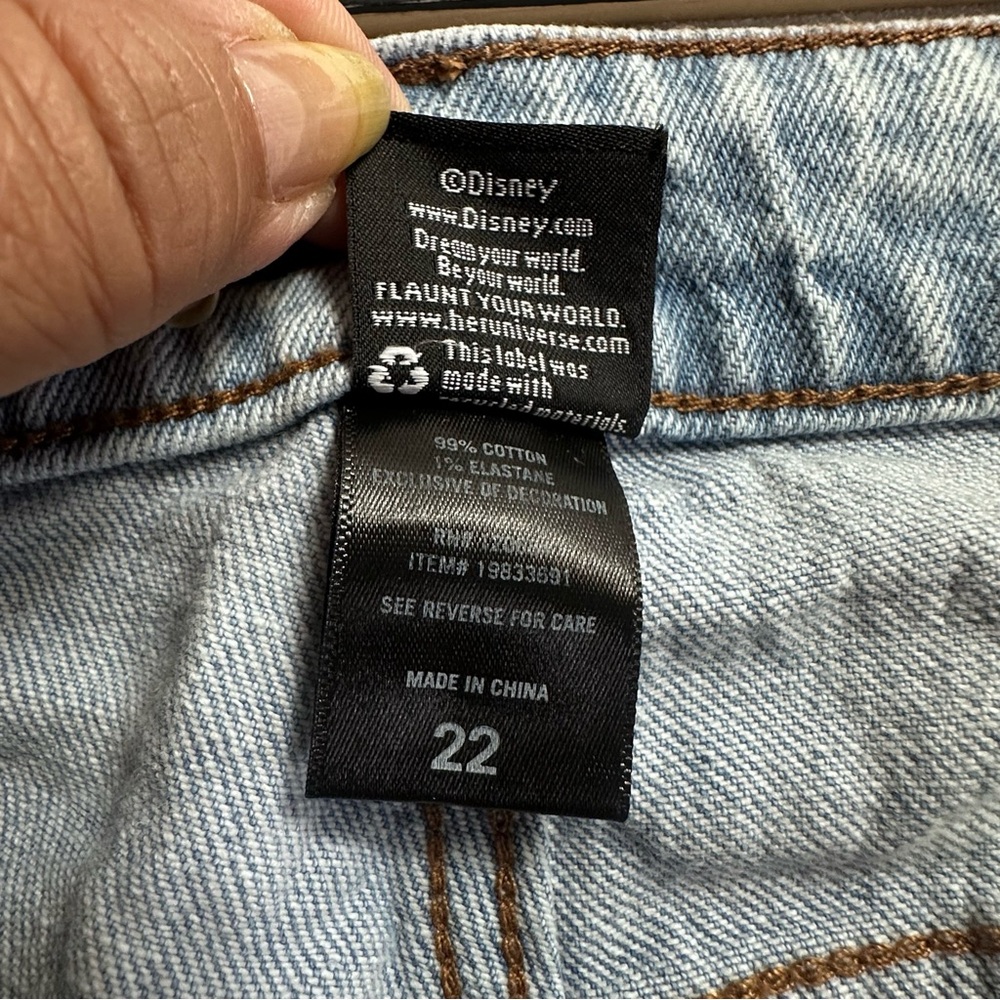 Her Universe Disney Light Blue Mom Jeans with Mickey & Minnie Heart Design Sz 22 - Picture 4 of 14